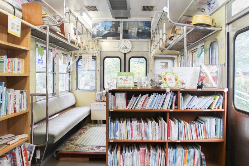 奥には読み聞かせコーナーが。子どもが集まって話していることもある