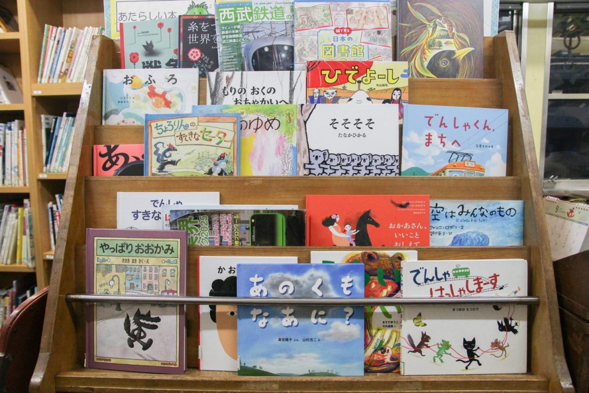 表紙が見える本棚にはボランティアの推し本が並ぶ。仕入れは東村山市内の書店「トロル」より