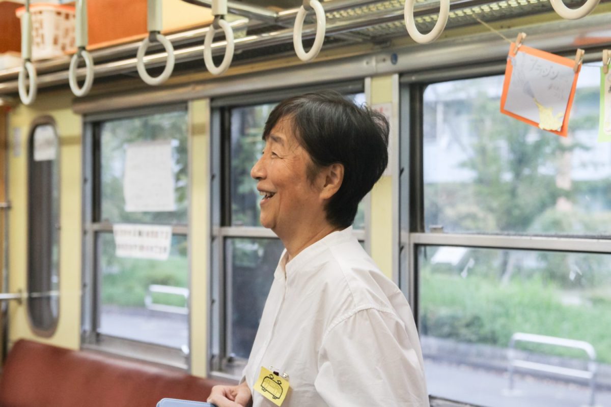 中学校の図書館の司書でもある、代表の小椋さん。くめがわ電車図書館のスタッフと知り合い、ここで読み聞かせをはじめたことが参加のきっかけに。「今はここに住んじゃってるみたいな感覚(笑)」