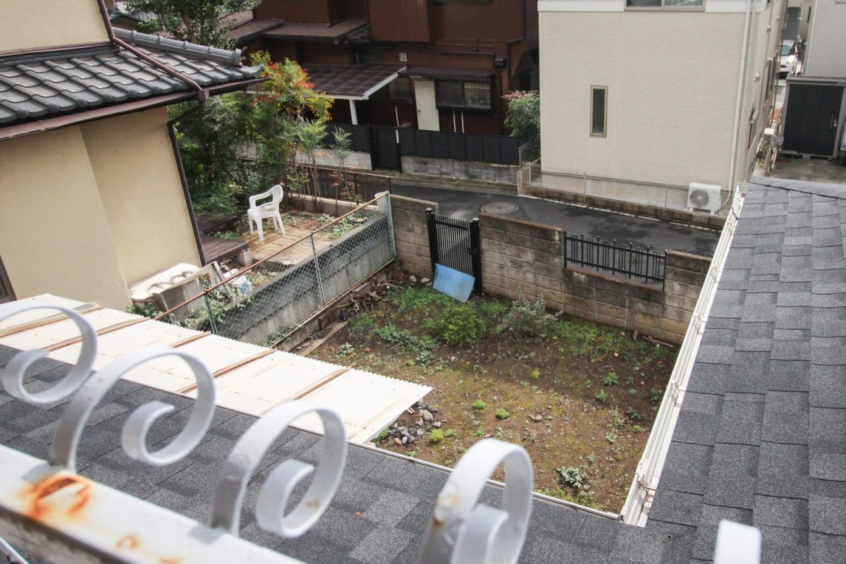 2階の窓からも庭を眺められる