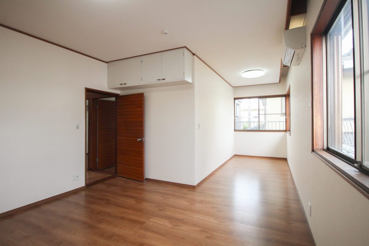 L字型のような13帖の部屋。エアコン付き