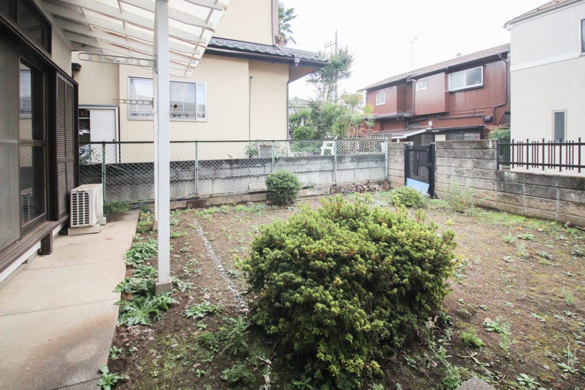 コミュニティガーデンの夢が広がる庭。リビングにつながるひさしがあるので、雨や日差しをしのげるスペースも