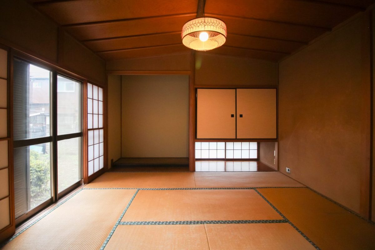 8帖の和室。レトロなライトもかわいい。お子さんとわんちゃんが遊ぶのを見守ったり、植えたトマトが赤く実るのを見つけたり、風に揺れるお花を眺めたりと、穏やかに過ごせる場所になること間違いなし