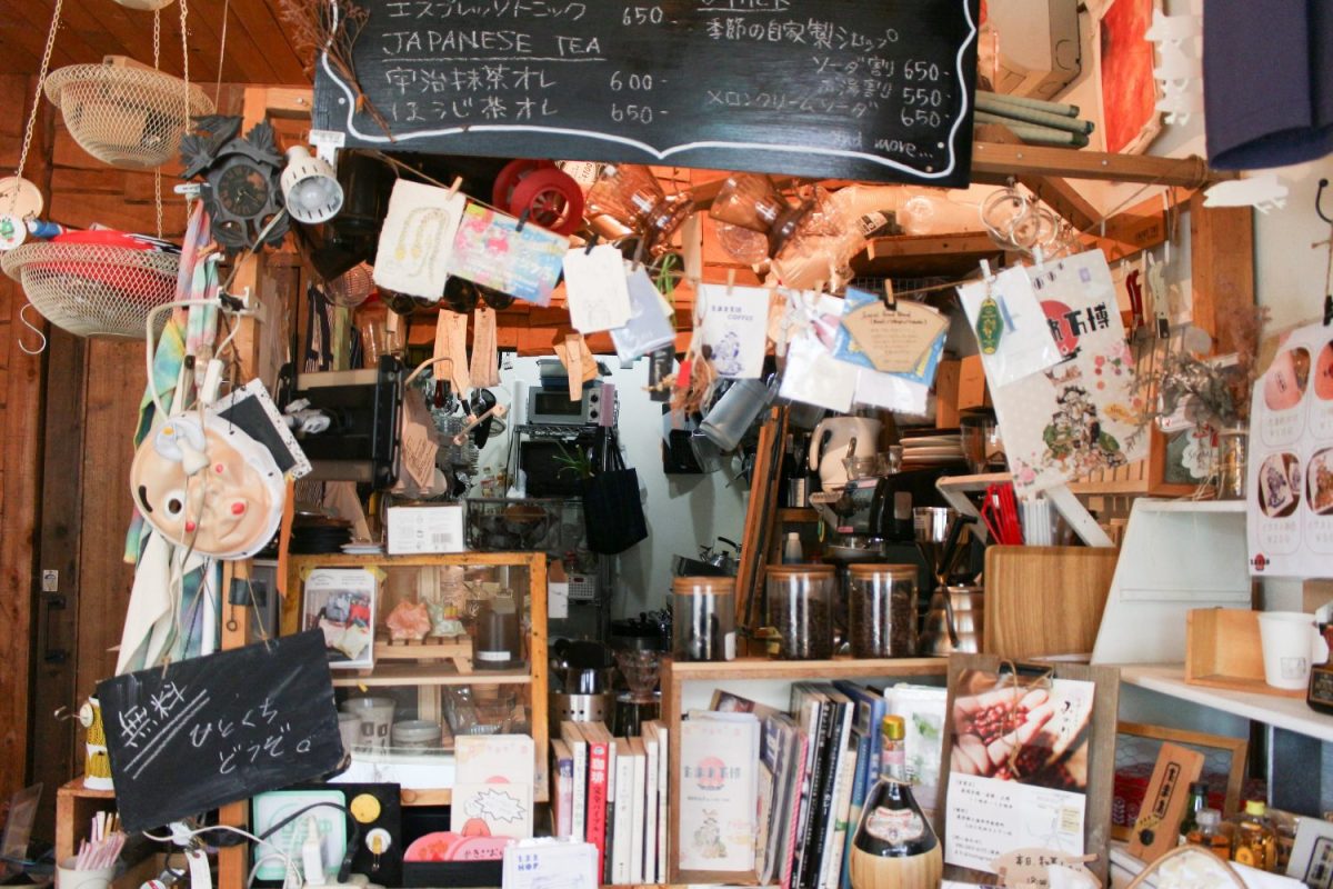 駅前商店街にある「the town stand FLAT」。糟谷さんは毎週木曜、カフェ店頭に立つ