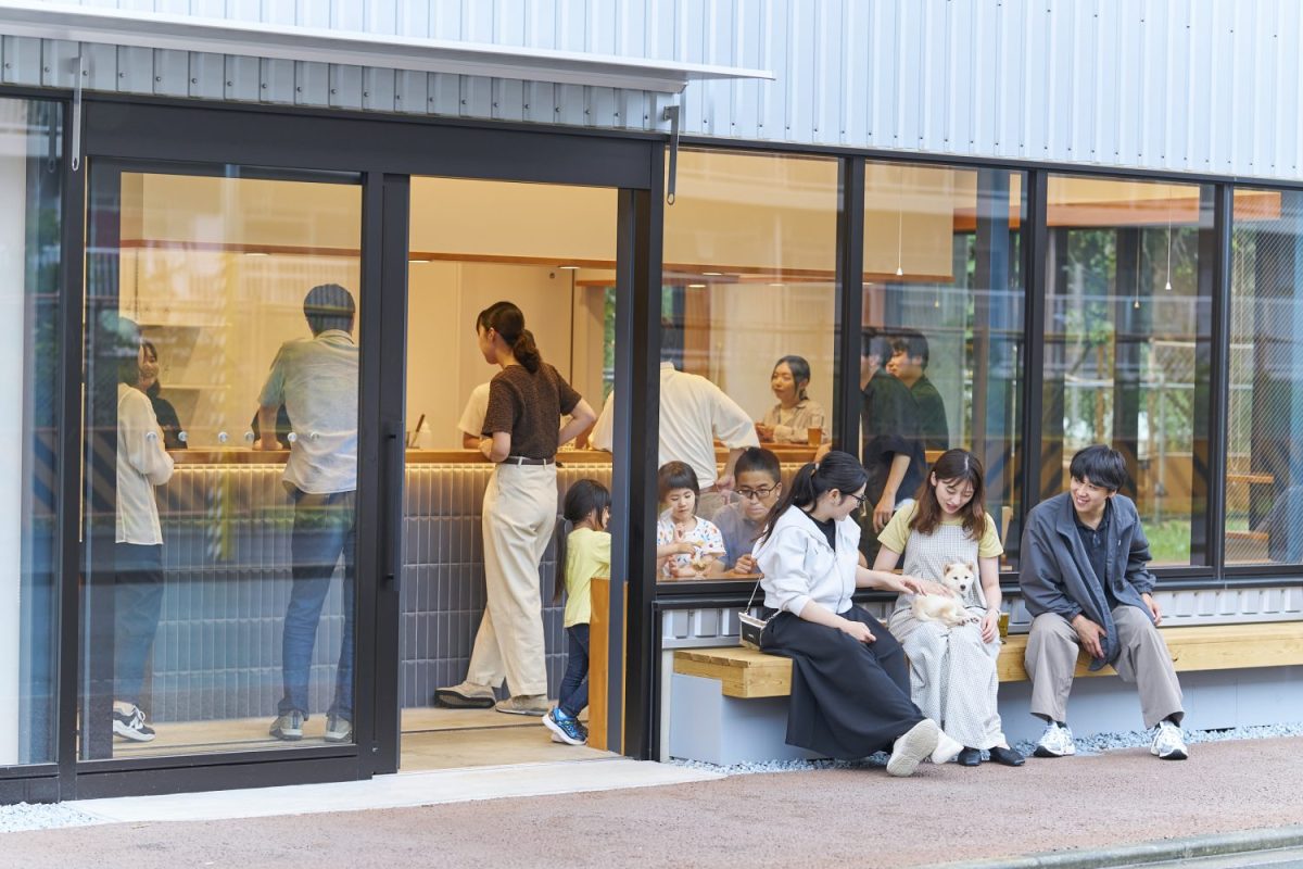 仕事帰りに一杯だけ飲んでいく人。週末に家族で訪れる人。クラフトビールを目当てに遠方から足を運ぶ人。その混ざり合いが、高架下という場所に、これまでになかった表情を与えている