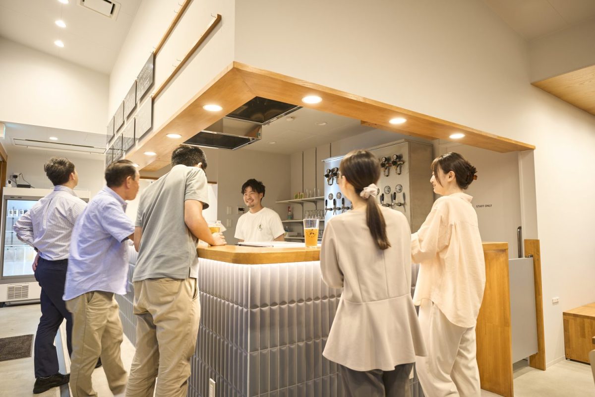 クラフトビールの醸造所はカウンターのついたタップルームを併設していることが多い。できたてのビールを片手に話すのも楽しみの一部