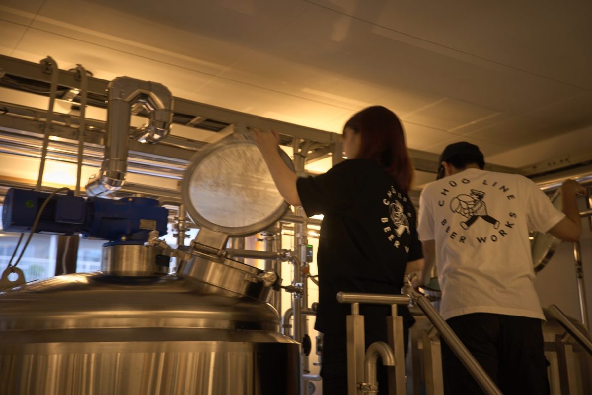 元駅員2名が醸造家となってビールを仕込んでいる