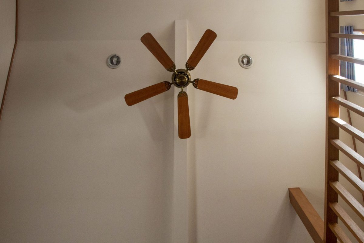 高い天井にはシーリングファンも。冷暖房効率がよく省エネになるから、日々の運営コスト的にも優しい