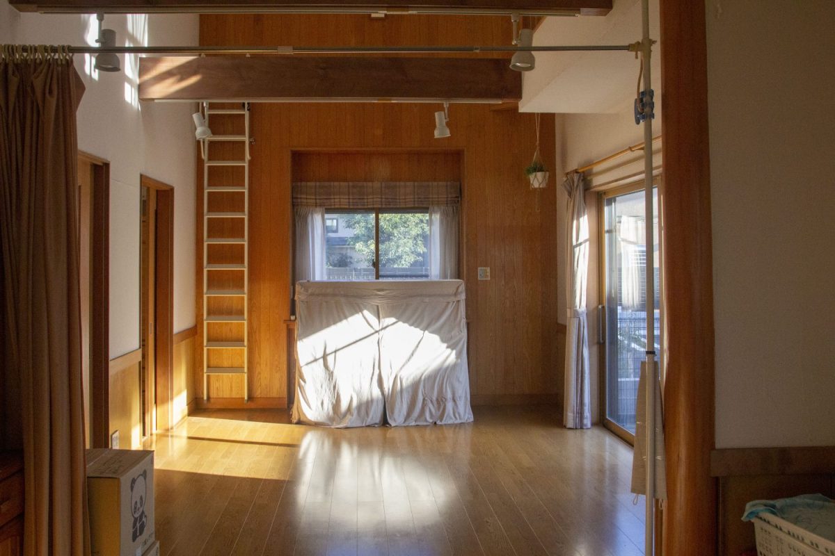 リビングの奥にあるピアノは残置物。そのまま置いて使うことも相談可能