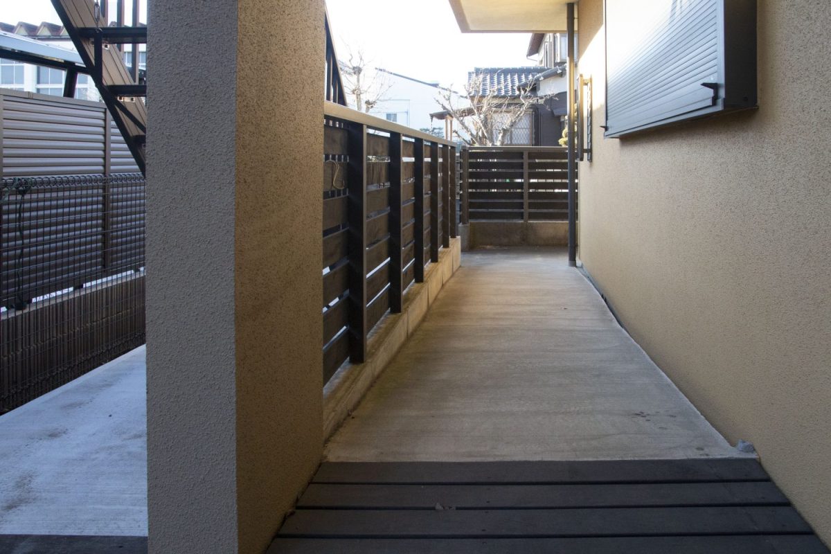 玄関の前だけでなく、裏口やウッドデッキ前など、あちこちにスロープが付いている