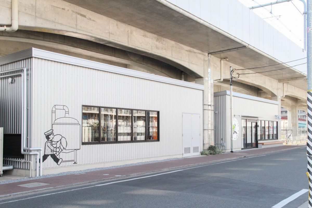 場所は東小金井駅から武蔵小金井駅間の高架下。窓からは醸造所の様子が見える