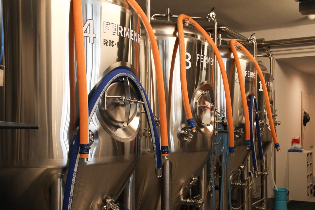 醸造所には工程を記したタンクが並ぶ