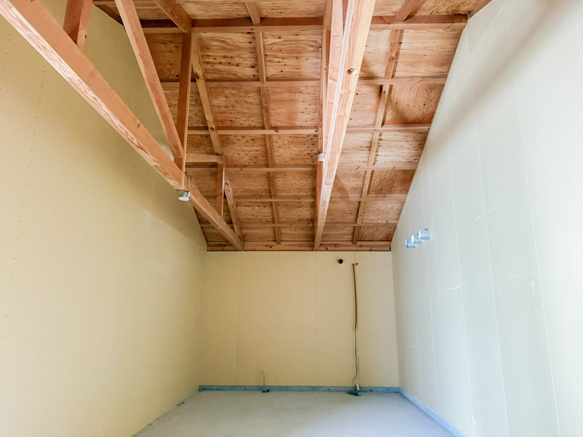 バックヤードスペース。もともとトイレが併設されていたため、給排水設備もある