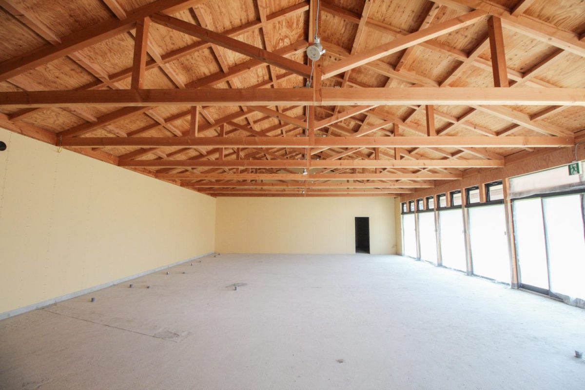 通路側に一面の窓があり視認性も高い。奥には小さな入り口が