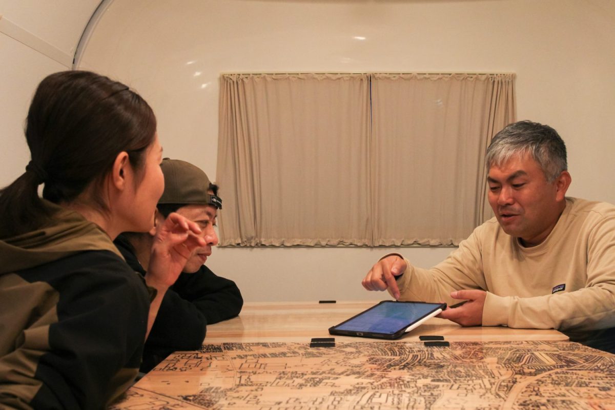 話が弾む3人。トレーラーハウスには近隣の地図も描かれている