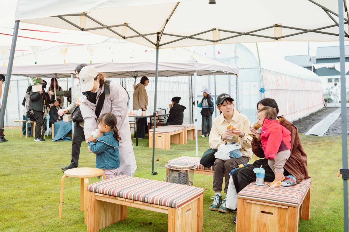 オープンファームイベントの様子。雨にも関わらず、子どもから大人までたくさんの人が集まった（撮影：丹下恵実）