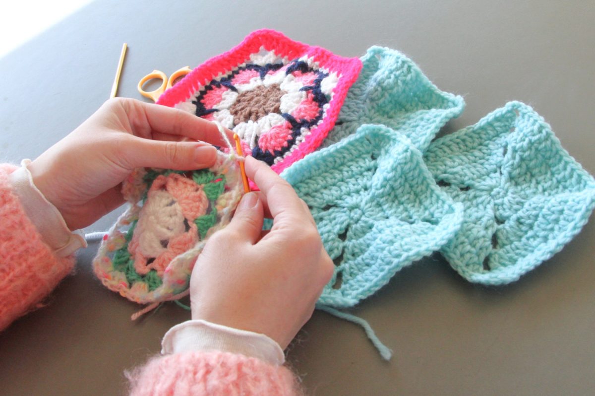 「グラニースクエア」は、かぎ針編みの基本動作を繰り返してできるので初めての方にもおすすめ。作り方動画にくぎ付けにならずとも、規則性をつかめばながら作業でも楽しめるところも魅力のひとつ