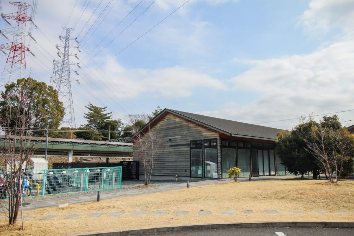 物件の外観。ダイナーの隣にある