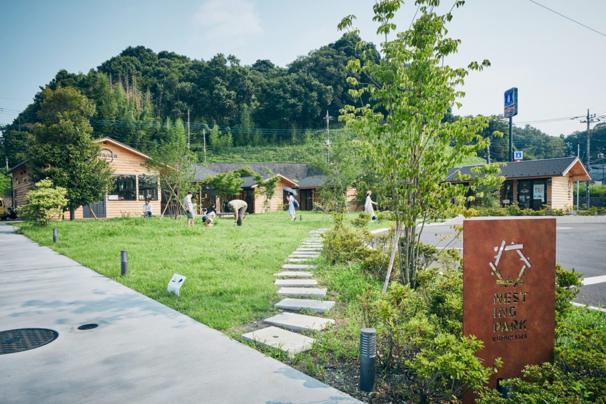 木造キャビンが並ぶネスティングパーク黒川。駅前とは思えないのどかさ