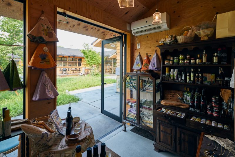 オリーブオイル店やネイルサロンなどの小さなお店が集結