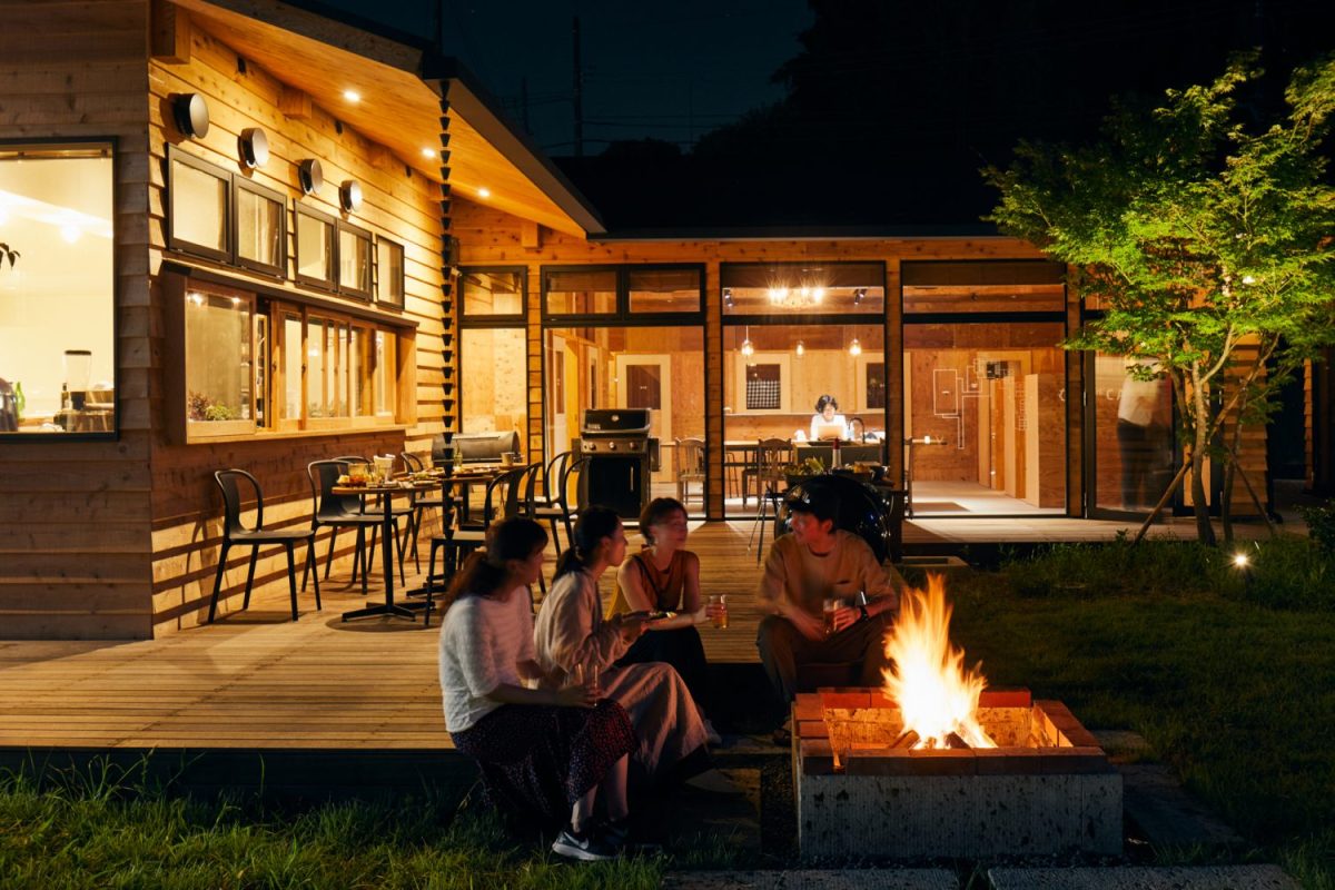 カフェテラス前では焚き火やBBQイベントもOK