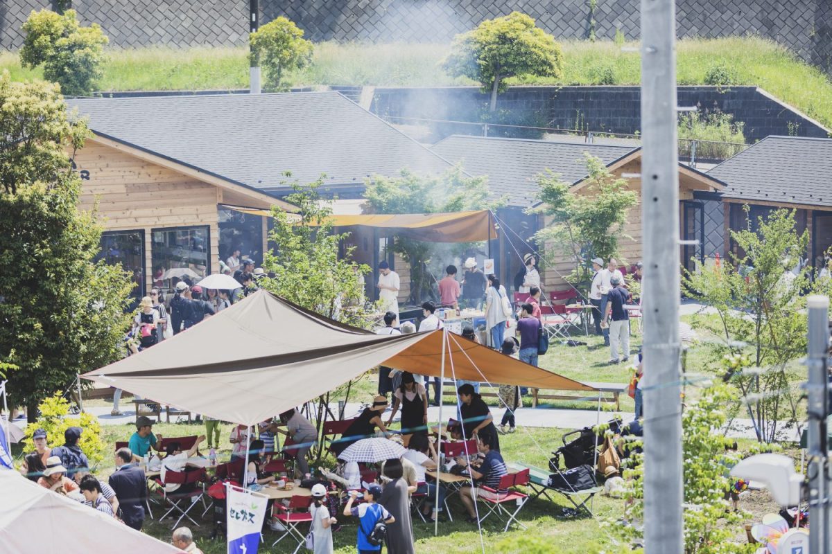 ネスティングパーク黒川でのイベントの様子。線路のそばにありながらキャンプサイトのような世界観