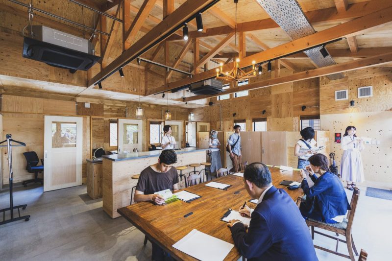 シェアオフィスには人が集まるコワーキングスペースも