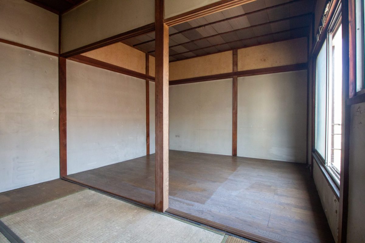 2階の部屋には大きめの窓も。日中にイベントをしても楽しそう