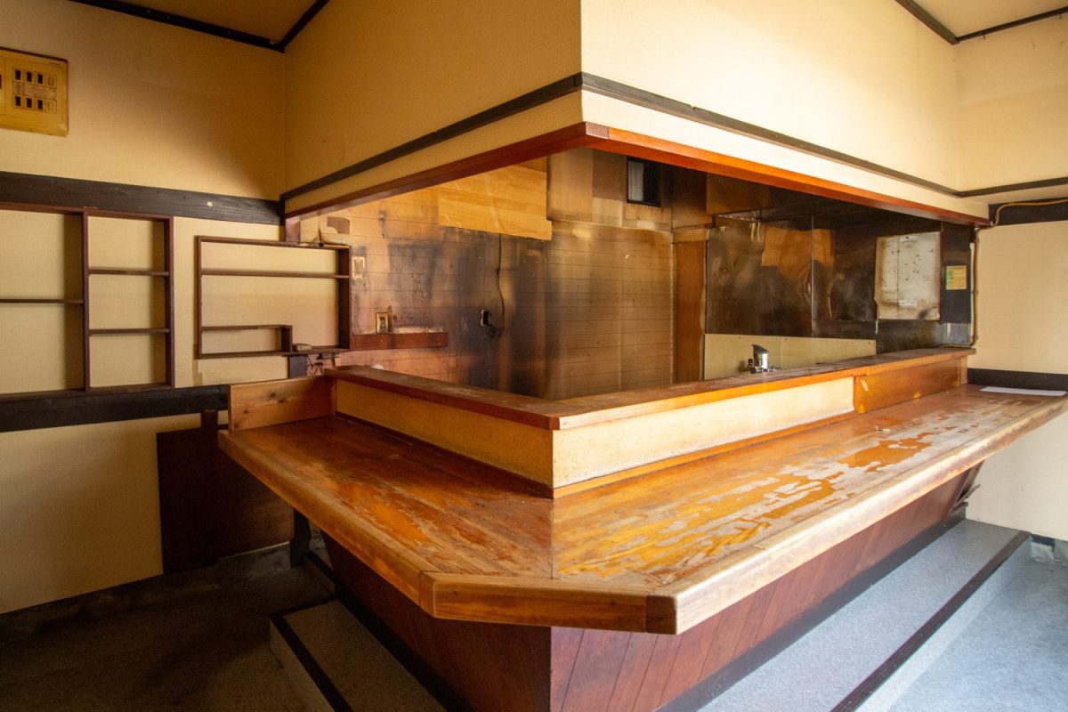 厨房の前に広がる、温かみある木材のL字型カウンター。初めて会うお客さん同士もお酒を通して打ち解けられそうな距離感