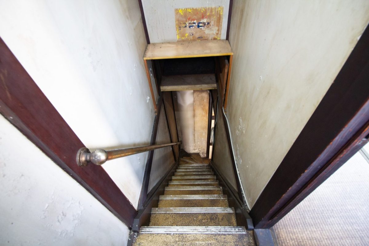 階段の途中にスペースがあり、ディスプレイや簡単な収納に使える