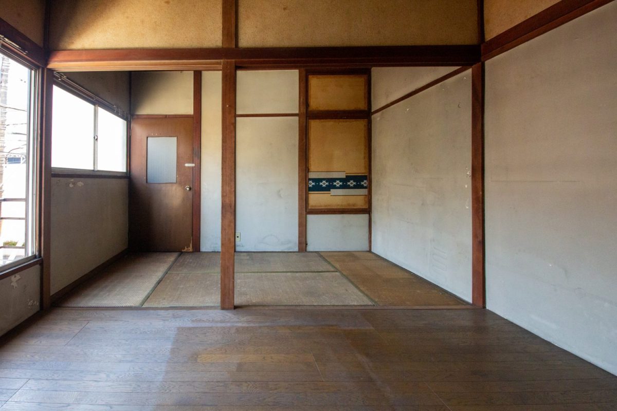 2階を反対側から見るとこんな感じ。レトロな押入れもあり。スタッフの休憩所にもぴったり