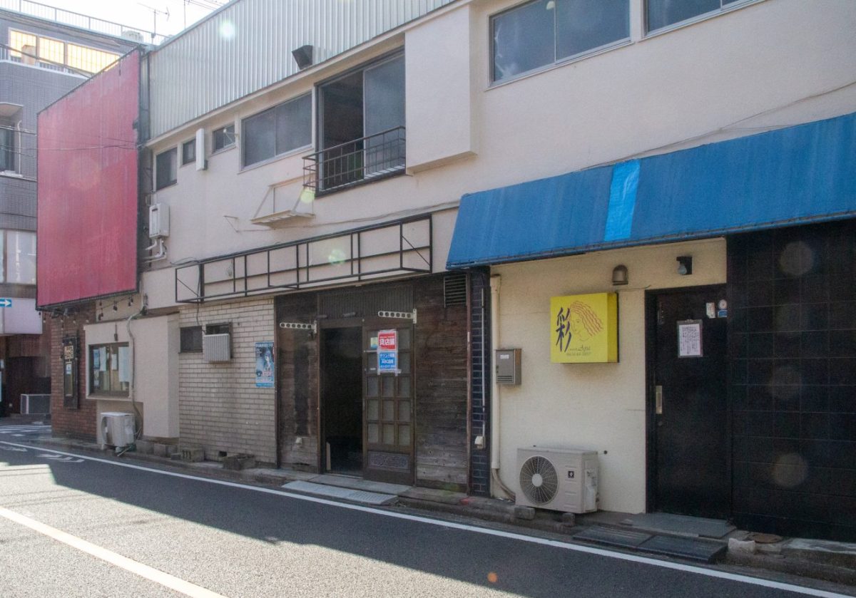 物件は3つの店が連なる建物の真ん中。入り口はガラガラと開けたくなる引き戸で物干し金具が取り付けられ暖簾もかけやすそう