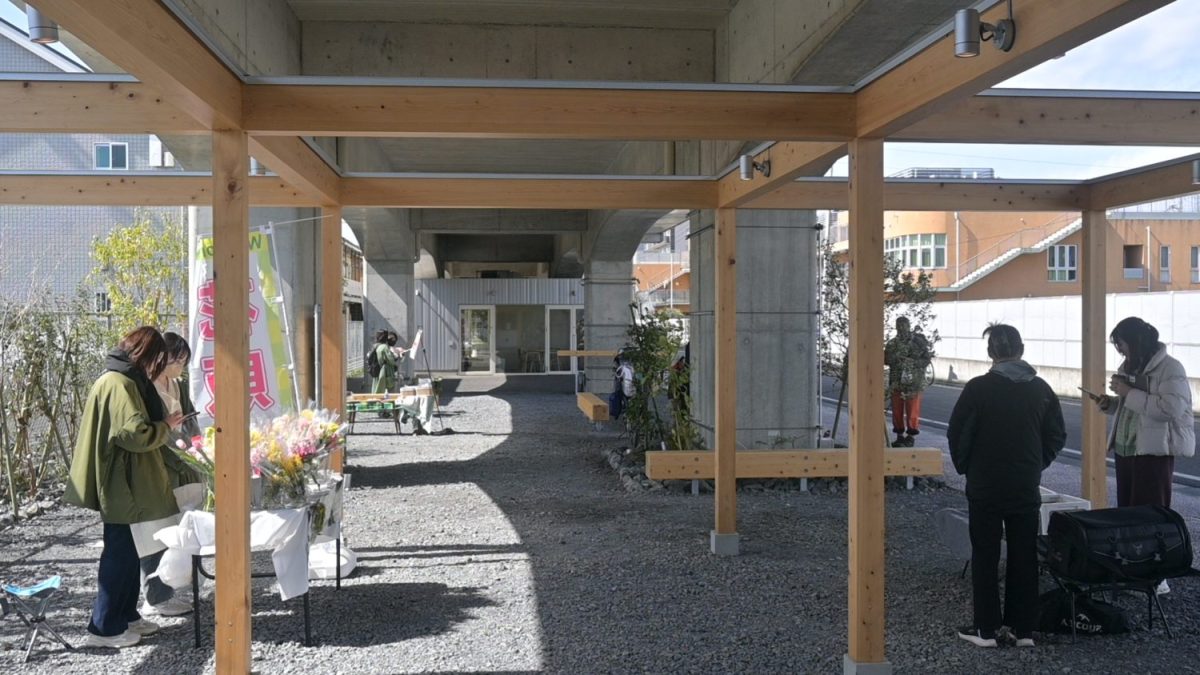 エキシビジョン当日。屋外ひろばで準備を進める参加者たち<br />
