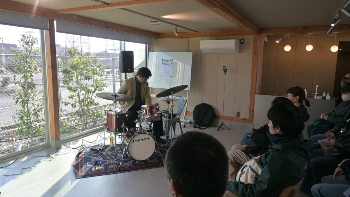 「ジャズは世代や国境を越えて誰とでもつながれる音楽。シンプルなルールがあるからこそ、アドリブで個性をぶつけ合えるんです」と市成さん