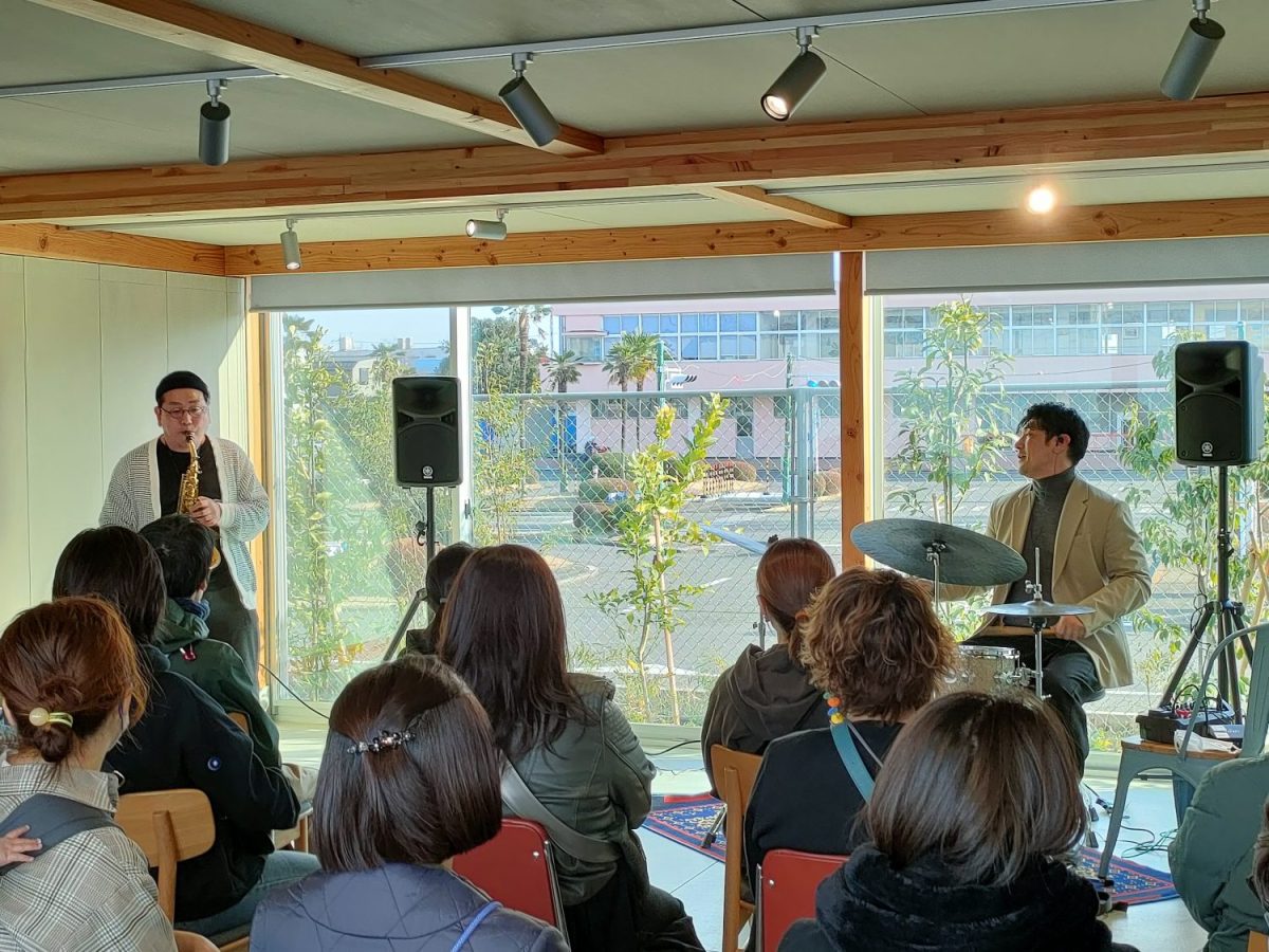 満員御礼！即興ジャズの予測不能なリズムが来場者を引きこむ