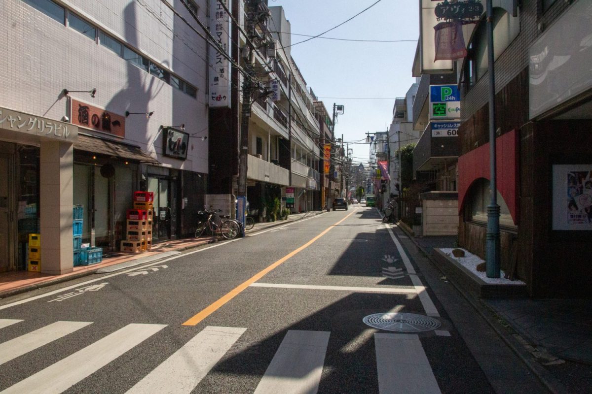 人気店や老舗などの小さな飲食店も多い武蔵境通り沿い